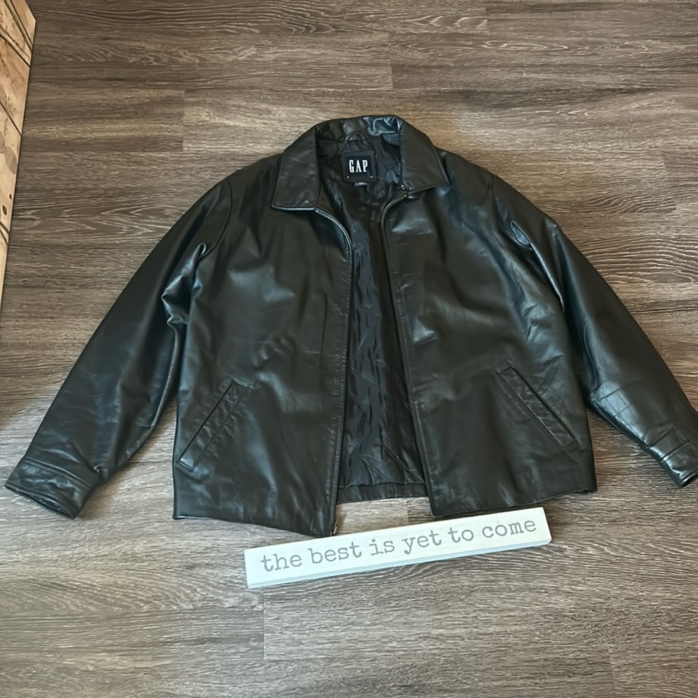 GAP MENS LEATHER JACKET GENTLY USED PERFECT FOR ALL YEAR LONG SIZE(LARGE)